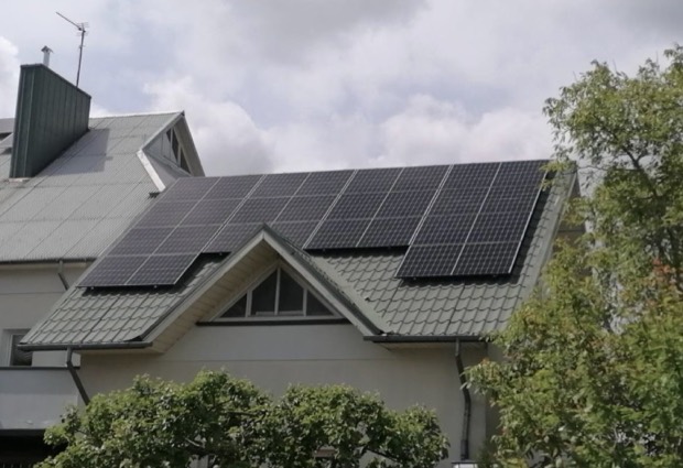 Saulės elektrinė ant šlaitinio čerpių stogo
