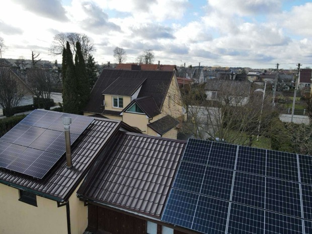 Elektrinė ant kelių šlaitinio stogo plokštumų, vaizdas iš oro