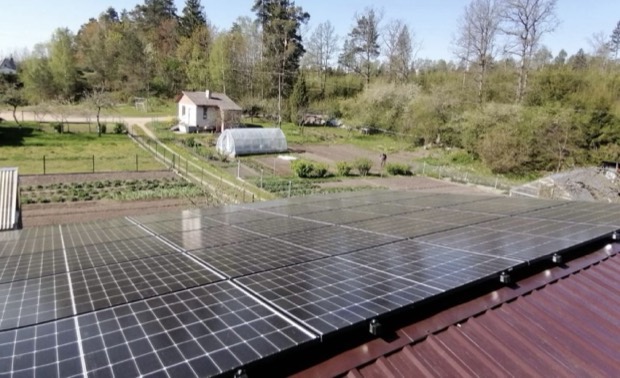 Moduliai ant raudono skardinio stogo sodyboje