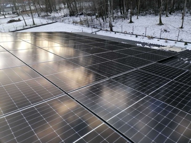 Saulės elektrinė žiemą: moduliai gamina ir šaltuoju metų laiku