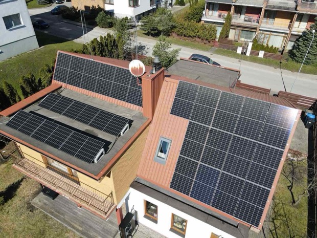Moduliai ant dviejų stogo plokštumų, vaizdas iš oro
