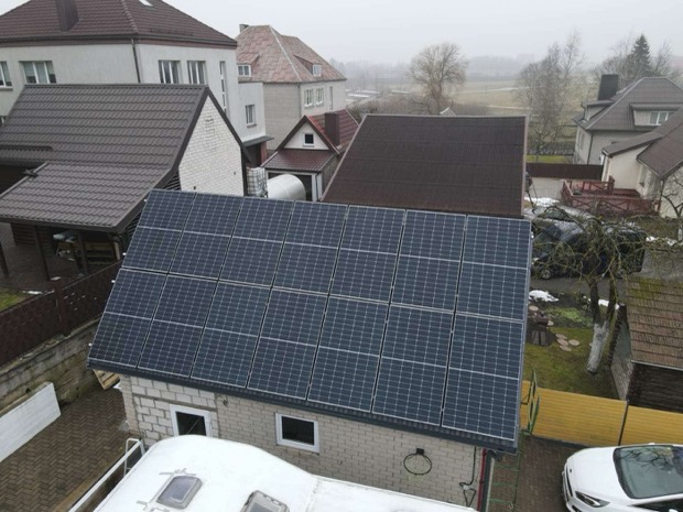 Saulės elektrinė ant gyvenamojo namo stogo, vaizdas iš oro