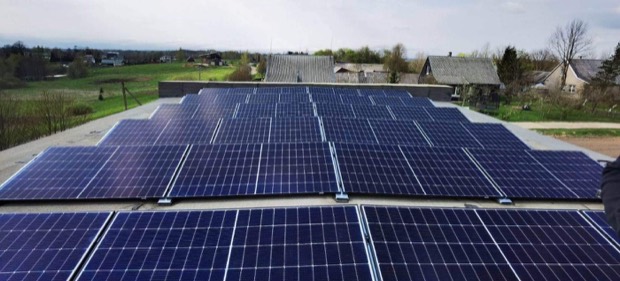Saulės elektrinė ant plokščio pastato stogo
