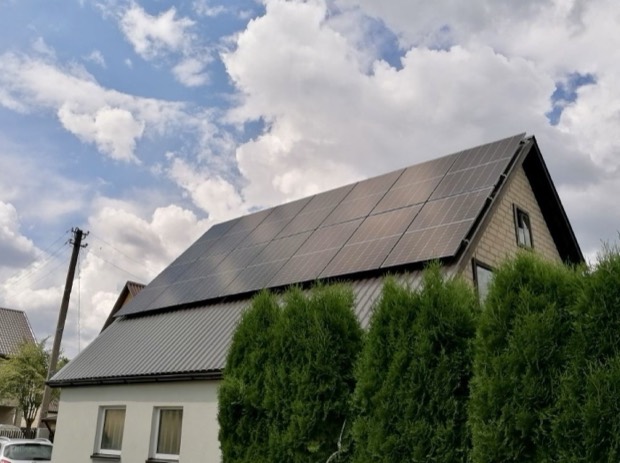 Elektrinė ant šlaitinio stogo, gyvenamasis namas