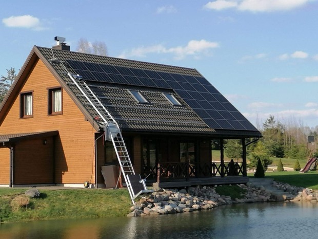 Saulės elektrinė ant stogo, vaizdas iš oro