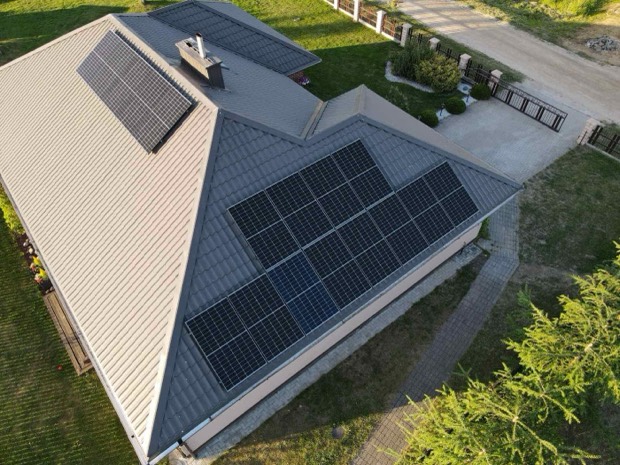 Saulės elektrinė ant gyvenamojo namo stogo