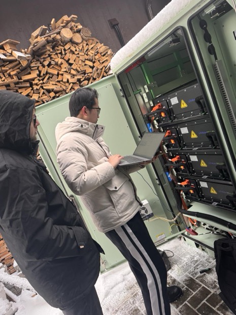 Pramoninio kaupiklio paleidimas: ličio baterijų moduliai spintoje