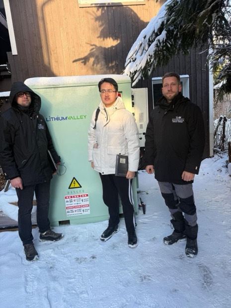 Solemanos komanda prie sumontuoto pramoninio elektros kaupiklio