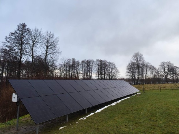 Didelė saulės elektrinė ant žemės, pastatyta atviroje pievoje