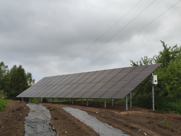 Saulės elektrinė ant žemės su inverteriu prie konstrukcijos