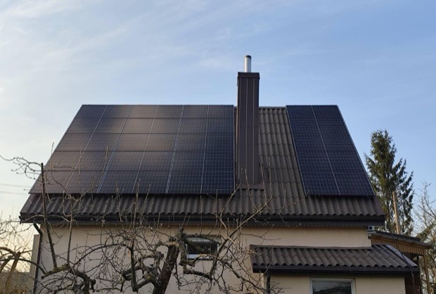 Saulės elektrinė ant šlaitinio čerpių stogo, gyvenamasis namas