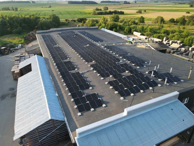 Saulės elektrinė ant gamybinio pastato stogo, vaizdas iš oro