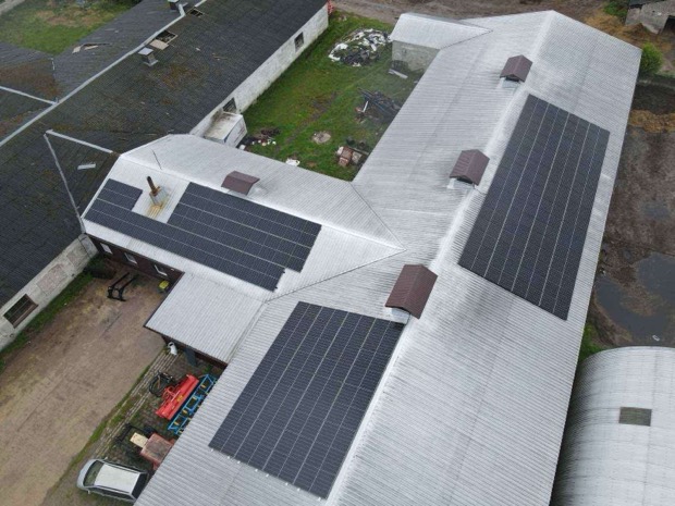 Saulės elektrinė ant ūkio pastatų stogų, vaizdas iš oro